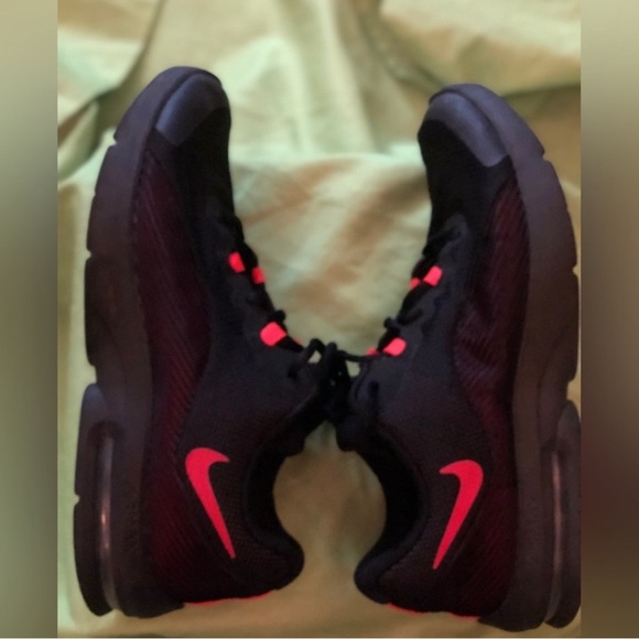 Nike Black and Orange Sneakers Athletic Low-Top - Picture 2 of 7